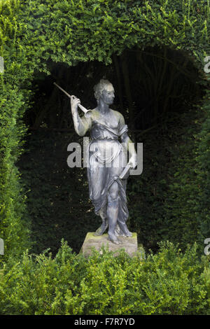 Statua in rondelle presso Hardwick Hall, Derbyshire. La Hardwick Station Wagon è composta da splendide case e splendidi paesaggi. Foto Stock