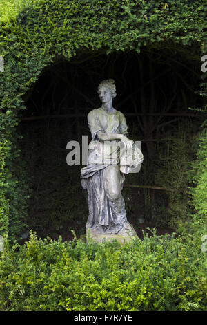 Statua in rondelle presso Hardwick Hall, Derbyshire. La Hardwick Station Wagon è composta da splendide case e splendidi paesaggi. Foto Stock