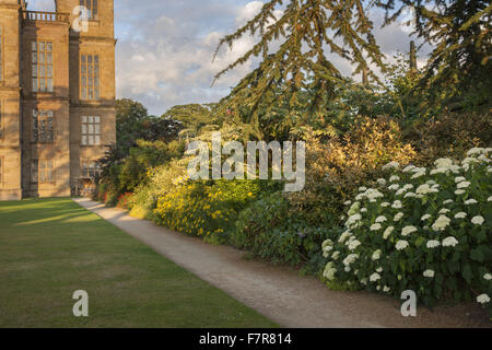 Il nord-rivolta verso il confine ad ovest corte in giardino a Hardwick Hall, Derbyshire. La Hardwick Station Wagon è composta da splendide case e splendidi paesaggi. Foto Stock