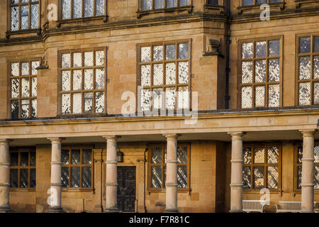 Particolare delle finestre sulla facciata ovest presso Hardwick Hall, Derbyshire. La Hardwick Station Wagon è composta da splendide case e splendidi paesaggi. Foto Stock