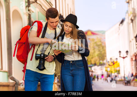 Il giovane e la ragazza come turisti tenere mappa della città Foto Stock