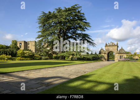 La corte ovest nel giardino presso Hardwick Hall, Derbyshire. La Hardwick Station Wagon è composta da splendide case e splendidi paesaggi. Foto Stock