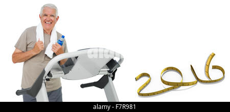 Immagine composita di felice senior uomo in esecuzione su un tapis roulant Foto Stock