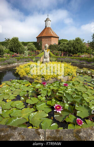 La Colombaia in il giardino murato a Felbrigg Hall, i giardini e la station wagon, Norfolk. Foto Stock