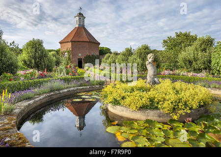 La Colombaia in il giardino murato a Felbrigg Hall, i giardini e la station wagon, Norfolk. Foto Stock