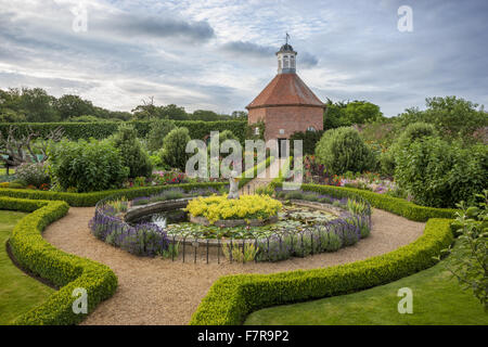 La Colombaia in il giardino murato a Felbrigg Hall, i giardini e la station wagon, Norfolk. Foto Stock