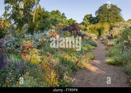 Il doppio bordo in il giardino murato a Felbrigg Hall, i giardini e la station wagon, Norfolk. Foto Stock