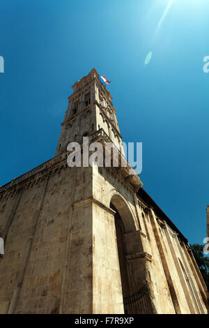 Croazia - Trogir in Dalmazia (Patrimonio Mondiale dell'UNESCO). Il campanile della cattedrale famosa. Foto Stock