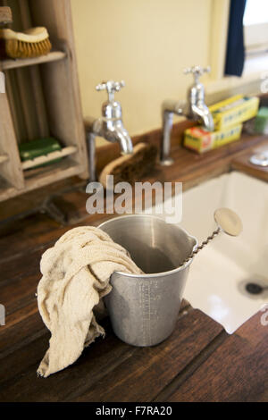 Gli elementi di pulitura a Anglesey Abbey, Gardens e Lode Mill, Cambridgeshire. Foto Stock