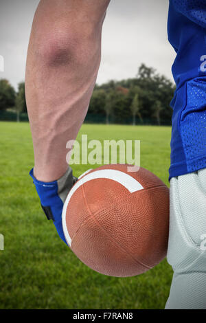 Immagine composita della sezione mediana dello sport persona in possesso di palla Foto Stock