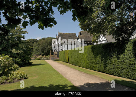 Speke Hall, giardino e station wagon, Merseyside. Speke Hall è un Tudor Manor House con interni in stile vittoriano, compresi originale di William Morris sfondo. Foto Stock