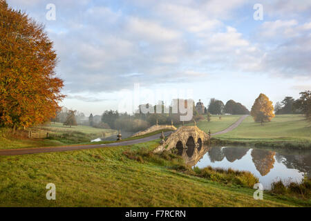 Il ponte di Oxford a Stowe, Buckinghamshire. Stowe è un palazzo del diciottesimo secolo giardino paesaggistico e include più di 40 templi storici e monumenti. Foto Stock