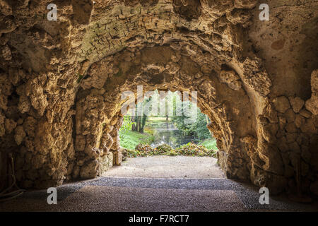 La grotta a Stowe, Buckinghamshire. Stowe è un palazzo del diciottesimo secolo giardino paesaggistico e include più di 40 templi storici e monumenti. Foto Stock