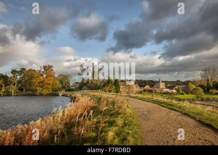 Il lago e Hardwick villaggio della distanza a Clumber Park, Nottinghamshire. Foto Stock