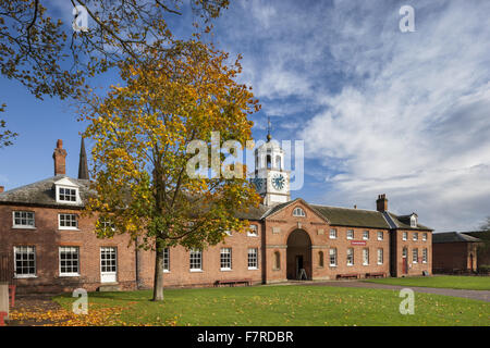 West vista frontale del blocco stabile e la Torre dell Orologio a Clumber Park, Nottinghamshire. Foto Stock