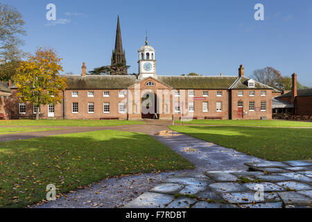 West vista frontale del blocco stabile e la Torre dell Orologio a Clumber Park, Nottinghamshire. Foto Stock