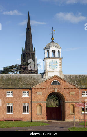 West vista frontale del blocco stabile e la Torre dell Orologio a Clumber Park, Nottinghamshire. Foto Stock