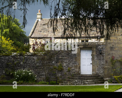 Muro del giardino in Eyam Hall e il centro di artigianato, Derbyshire. Foto Stock