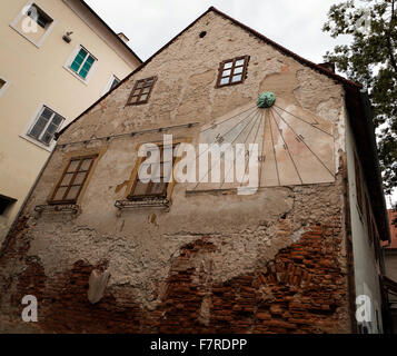 Casa molto vecchia che presenta un orologio solare su una parete laterale. Immagine presa a Zagabria in Croazia. Foto Stock