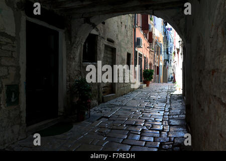 Strade strette, selciato e molto vecchi edifici di Rovigno Città Vecchia, Croazia. Foto Stock