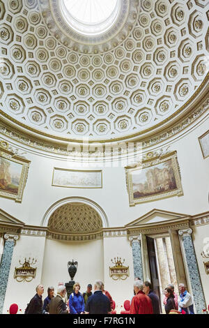 I visitatori del Salone a Kedleston Hall, Derbyshire. Kedleston è uno dei più grandiosi e più perfettamente finiti case progettato da Robert Adams. Foto Stock