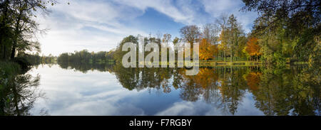 Le undici acri di lago in autunno a Stowe, Buckinghamshire. Stowe è un giardino paesaggistico con picture-in perfetta opinioni, sentieri tortuosi, passeggiate in riva al lago e templi classici. Foto Stock