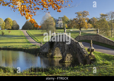 Il ponte di Oxford in autunno a Stowe, Buckinghamshire. Stowe è un giardino paesaggistico con picture-in perfetta opinioni, sentieri tortuosi, passeggiate in riva al lago e templi classici. Foto Stock