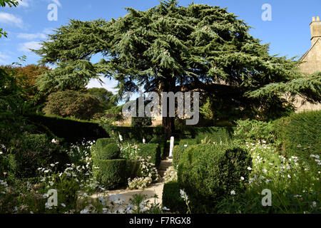 L'estate a Hidcote, nel Gloucestershire. Hidcote è una famosa in tutto il mondo delle arti e dei mestieri, giardino creato dalla American giardiniere grandi Lawrence Johnston. Foto Stock