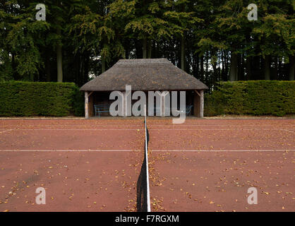 Campi da tennis a Hidcote, nel Gloucestershire. Hidcote è una famosa in tutto il mondo delle arti e dei mestieri, giardino creato dalla American giardiniere grandi Lawrence Johnston. Foto Stock