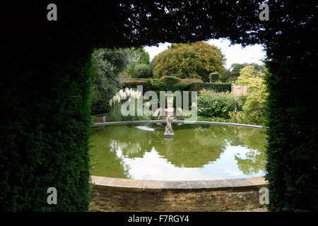 L'estate a Hidcote, nel Gloucestershire. Hidcote è una famosa in tutto il mondo delle arti e dei mestieri, giardino creato dalla American giardiniere grandi Lawrence Johnston. Foto Stock