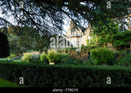 L'estate a Hidcote, nel Gloucestershire. Hidcote è una famosa in tutto il mondo delle arti e dei mestieri, giardino creato dalla American giardiniere grandi Lawrence Johnston. Foto Stock