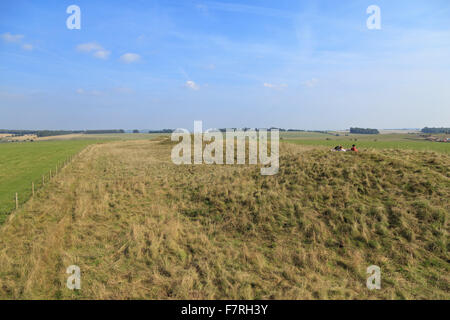 Cursus tumuli in Stonehenge il paesaggio, Wiltshire. Il paesaggio è costellato di monumenti antichi. Foto Stock