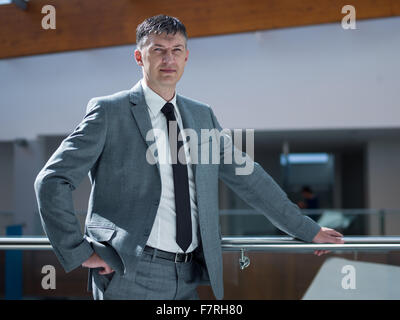 Ritratto di mezza età business man in moderni spazi per uffici in ambienti interni Foto Stock