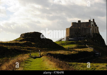 Lindisfarne Castle sulla costa di Northumberland, Northumberland. Stiramento da Lindisfarne a Druridge Bay, questo litorale dispone di graziosi villaggi di pescatori e spiagge deserte. Foto Stock