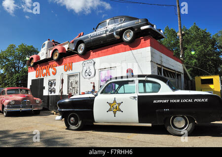 Garage e servizio di traino sulla vecchia storica Route 66 sede stradale che chiaramente si lega alla madre Road. Di Joliet, in Illinois, Stati Uniti d'America. Foto Stock