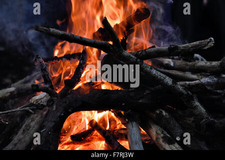 Un fuoco di campo a footprint, Windermere, Cumbria. Le balle di paglia edificio a Footprint è stato costruito nel 2006 e ora fornisce una base per le persone di riconnettersi con la natura e di esplorare i grandi spazi aperti nella zona tranquilla di Santa Caterina di legno. Foto Stock