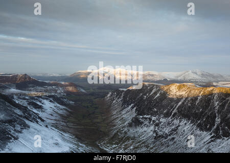 Sulla parte superiore di Dale Head guardando giù Newlands Valley verso Catbells, Cumbria. Foto Stock