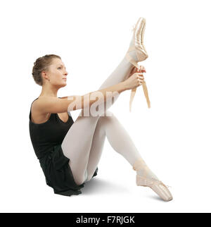 Giovane ballerina mette sulla Pointe. Isolato su sfondo bianco Foto Stock