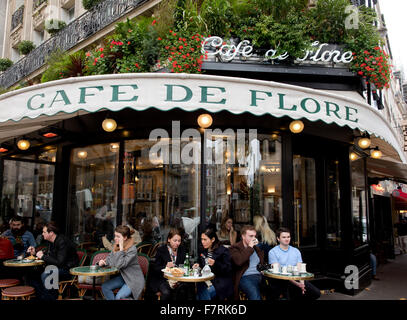 Tavoli all aperto presso il Cafe de Flor sul boulevard St-Germain a Parigi, Francia Foto Stock