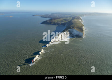 Una veduta aerea di aghi batteria vecchia e nuova batteria e Tennyson giù, Isola di Wight. Foto Stock