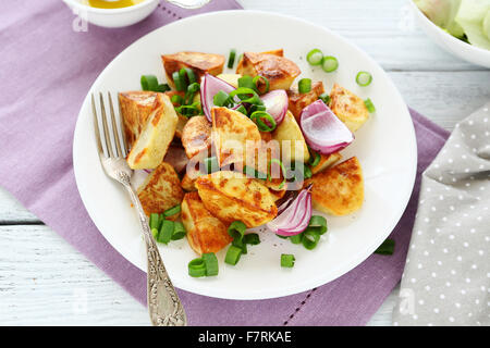 Patate arrosto cunei su piastra, cibo close-up Foto Stock