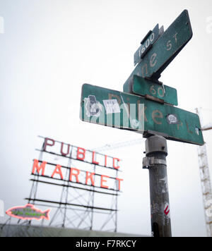 Seattle, Washington, Stati Uniti d'America. 23 Nov, 2015. Seattle è il Mercato di Pike Place ha cominciato in 1907 ed è stato ideato a beneficio dei piccoli agricoltori e pescatori nonché i responsabili di altre merci. Il Mercato di Pike Place situato lungo il fronte mare di Seattle lungo la Baia di Elliott ed è compreso di non lungo il Pike Place, una strada di città, ma anche di diversi piani al di sotto di e. Il Pike Place Market ha subito alcune modifiche nel corso degli anni ma ha mantenuto il suo fascino del vecchio mondo portando i turisti provenienti da tutto il mondo. ------- Nella foto, una città di Seattle street segno segna il Pike Place e la prima strada vicino all'entrata Foto Stock