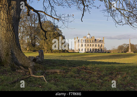 Il seicentesco palazzo paese a Kingston Lacy, Wimborne Minster, Dorset, circondato da bei giardini formali e vasto parco Foto Stock