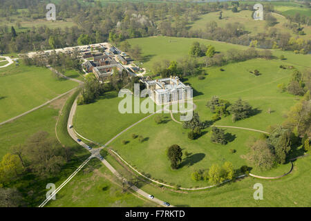 Una veduta aerea di Calke Abbey, Derbyshire. Vi sono bellissime, ancora sbiadita, giardini recintati e l'Orangery, teatro padiglione auricolare e orti da esplorare. Foto Stock