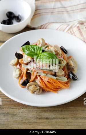 Il colore della pasta con funghi e olive, cibo closeup Foto Stock