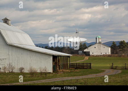 Banca Verde, West Virginia - La Radio Nazionale Osservatorio astronomico della Banca Verde cannocchiale vicino a fattorie. Foto Stock