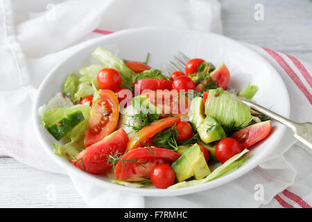 Croccante con insalata di pomodoro e avocado close-up Foto Stock