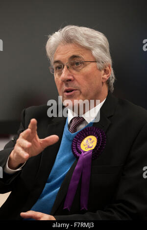 John Bickley dell'UKIP, UK Independence Party, il candidato alle prossime Oldham West e Royton per elezione, raffigurato su una visita al College di Oldham, dove ha visitato le strutture e ha parlato agli studenti insieme a leader del partito Nigel Farage. Foto Stock