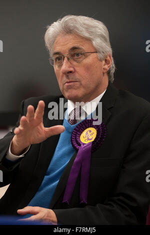 John Bickley dell'UKIP, UK Independence Party, il candidato alle prossime Oldham West e Royton per elezione, raffigurato su una visita al College di Oldham, dove ha visitato le strutture e ha parlato agli studenti insieme a leader del partito Nigel Farage. Foto Stock