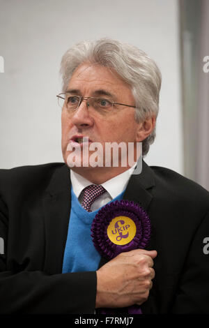 John Bickley dell'UKIP, UK Independence Party, il candidato alle prossime Oldham West e Royton per elezione, raffigurato su una visita al College di Oldham, dove ha visitato le strutture e ha parlato agli studenti insieme a leader del partito Nigel Farage. Foto Stock